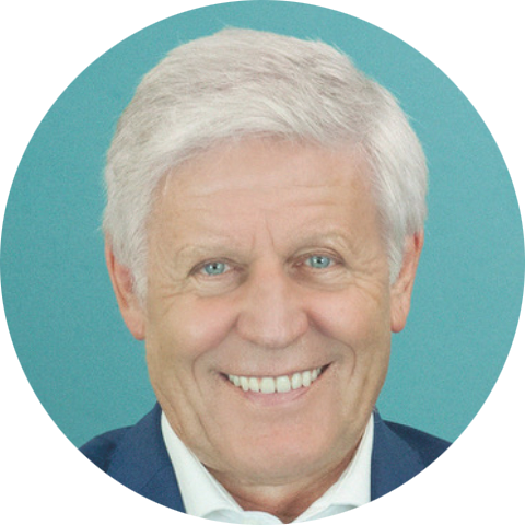 Portait eines lächelnden Mannes vor einem blauen Hintergrund