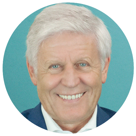 Portait eines lächelnden Mannes vor einem blauen Hintergrund