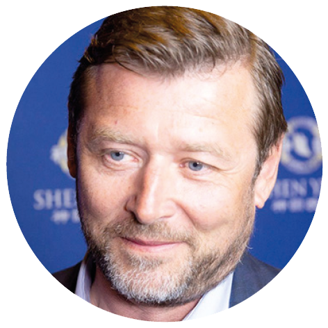 Portrait eines Mannes mit blauem Hintergrund