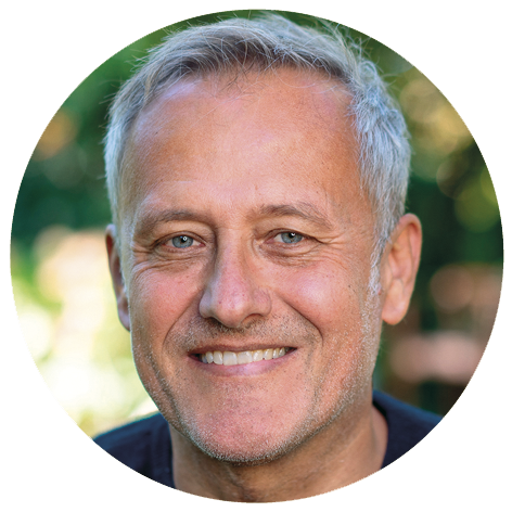 Portrait eines lächelnden Mannes in einem Garten