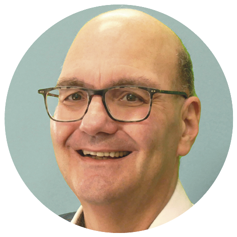 Portrait eines lächelnden Mannes mit Brille