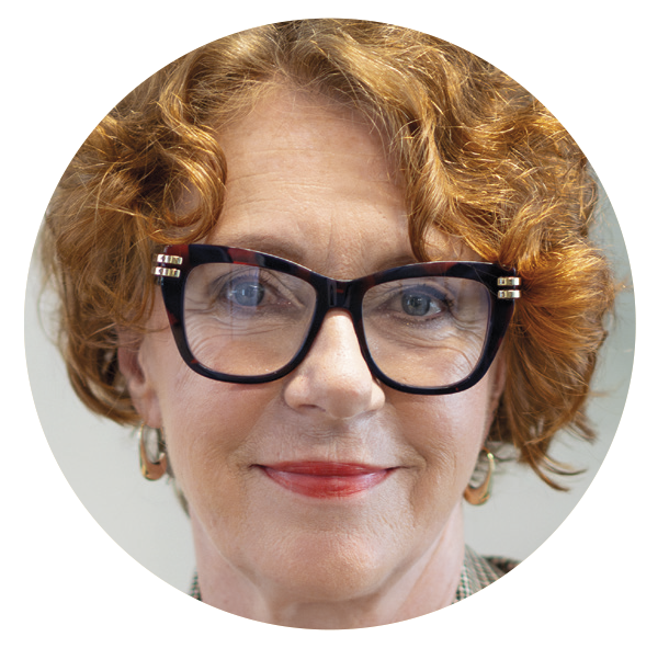 Portrait von Frau Guerot. Frau mit schwarzer Brille und rotem gelocktem Haar.