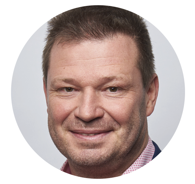 Portrait von Herr Klein. Portrait von Mann mit kurzen schwarzen Haaren.