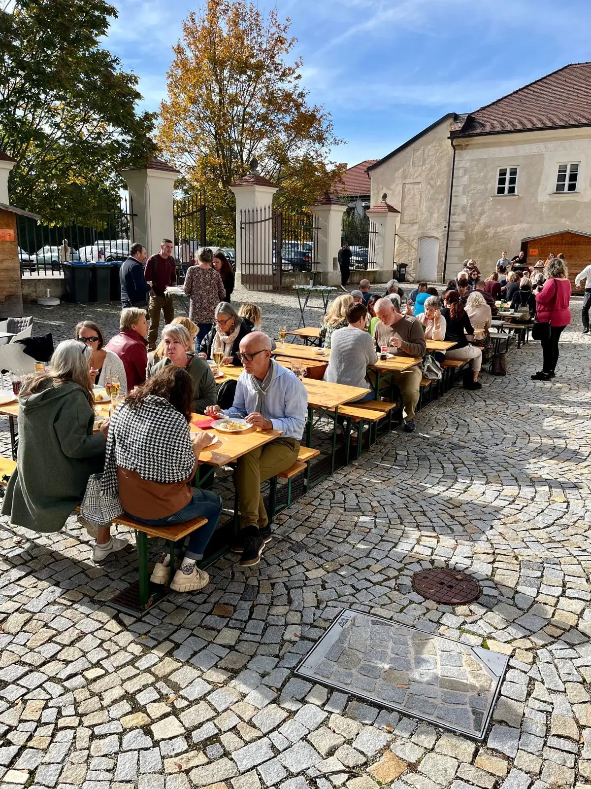 Im Schlosshof sitzen die teilnehmenden und essen gemeinsam.