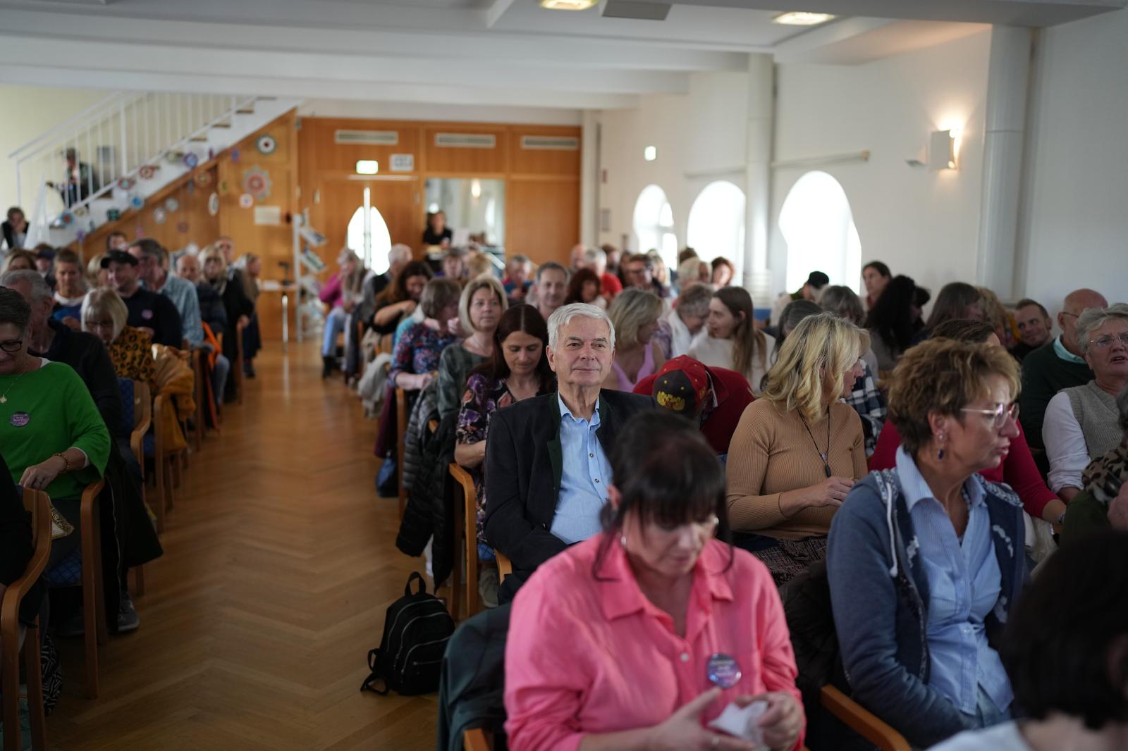 rechte Seite des Publikums des Kongresses in einem Saal