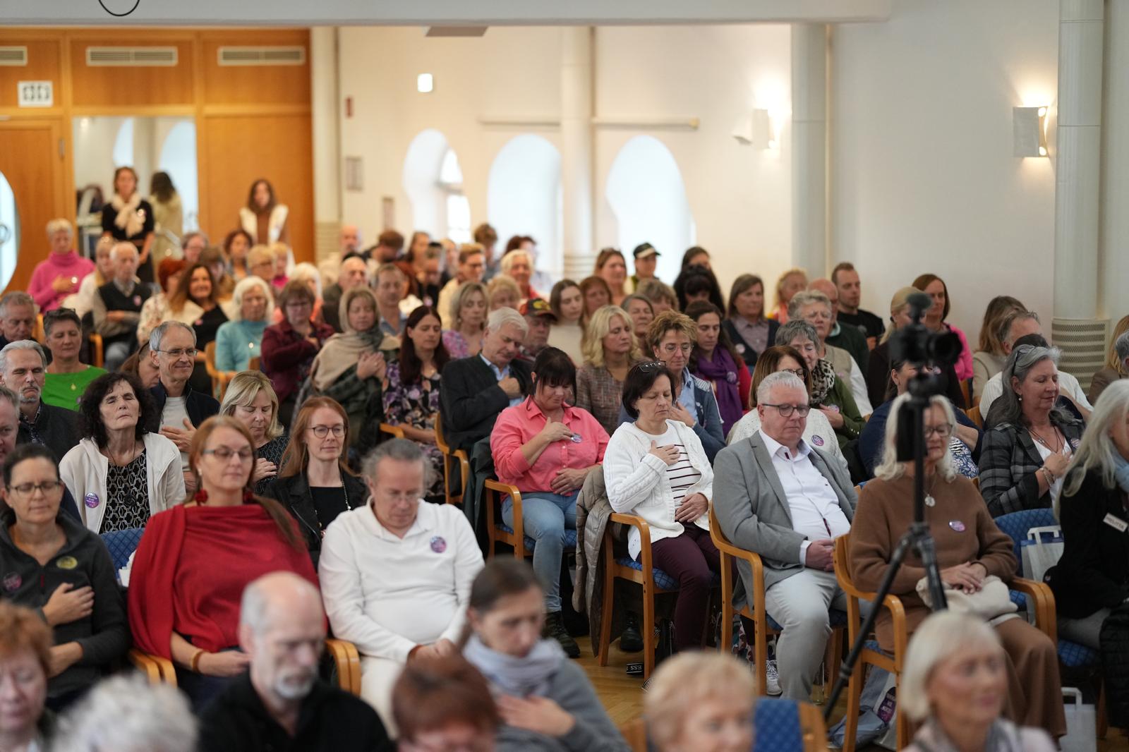 Ein Saal voll mit Zuhörenden bei dem Kongress Gemeinsam in die Neue Zeit