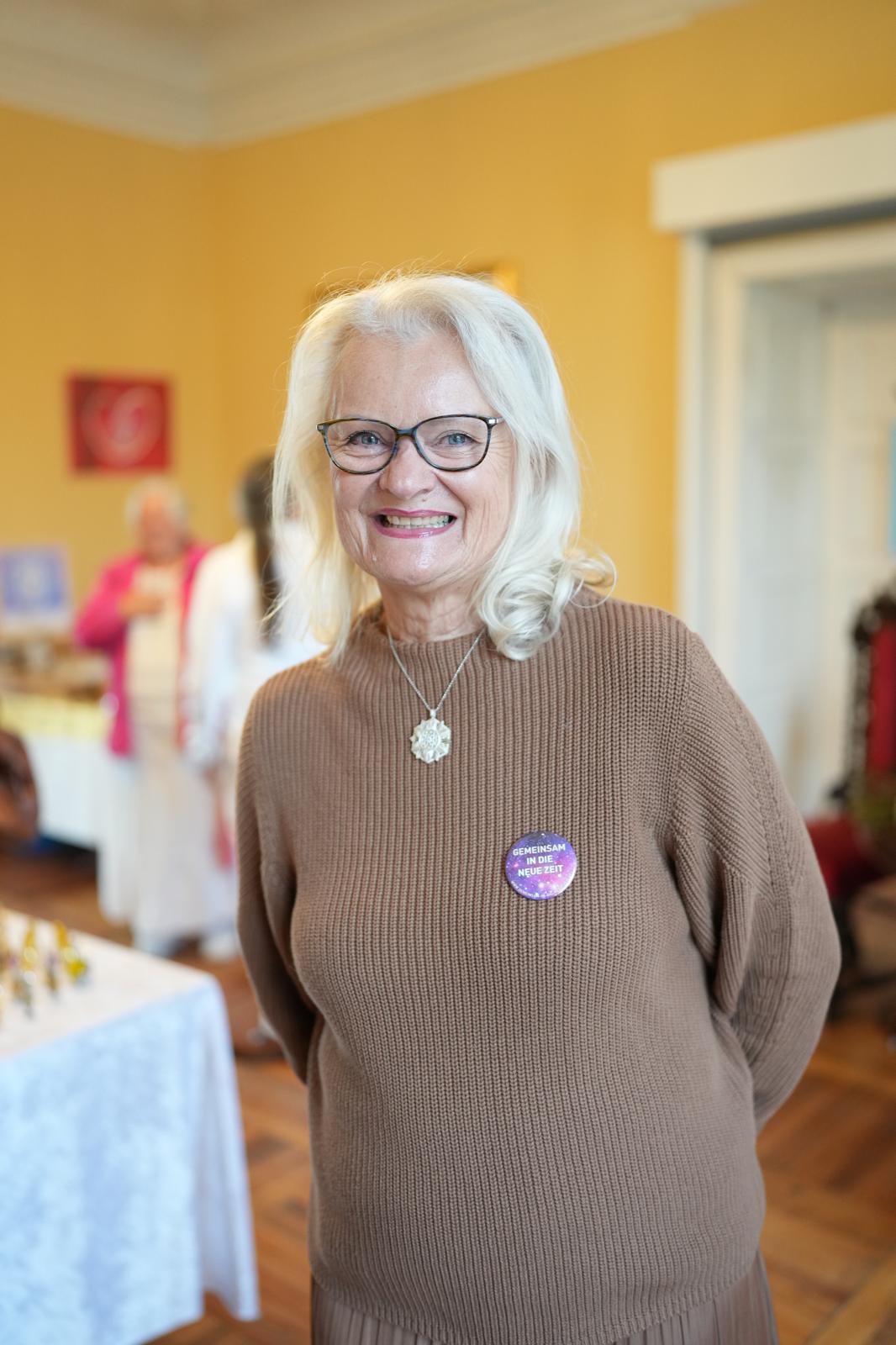 Vortragende lächelt freundlich in die Kamera