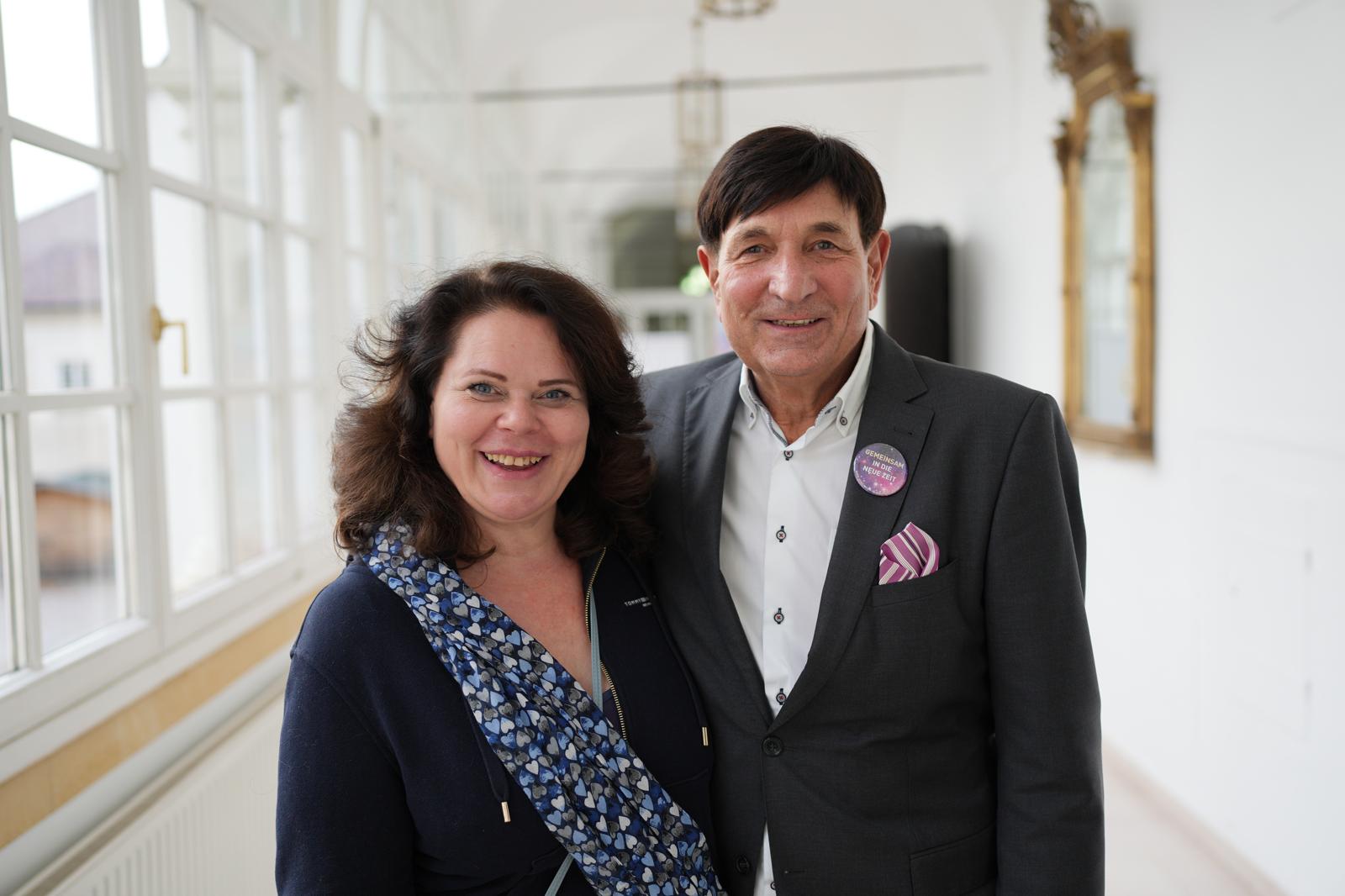 Portrait von Henning und Gabriella Leschhorn, Veranstalter des Kongresses, beide lächeln