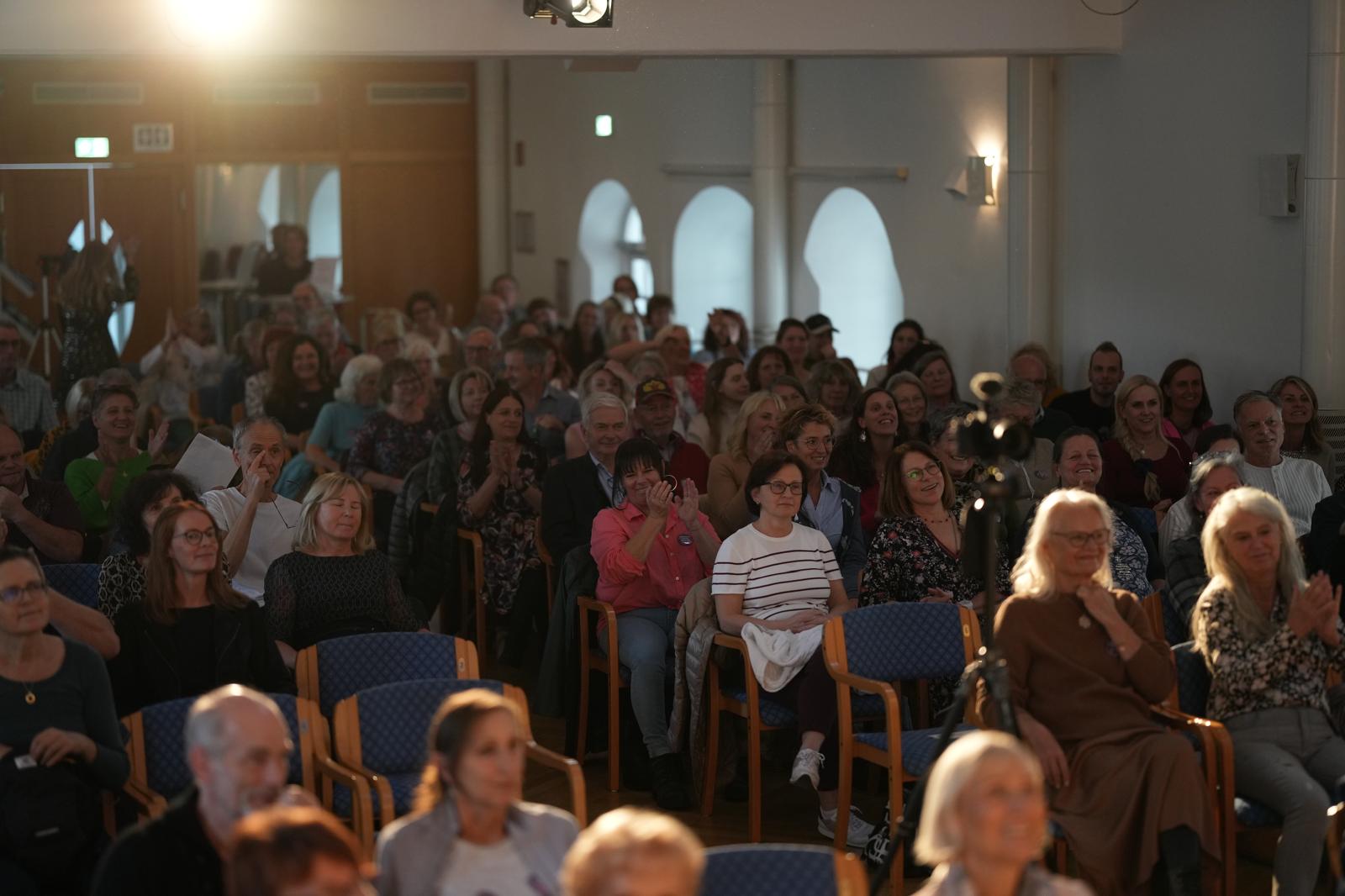 Raum gefüllt mit den Teilnehmern des Kongresses, sitzen alle auf Stühlen