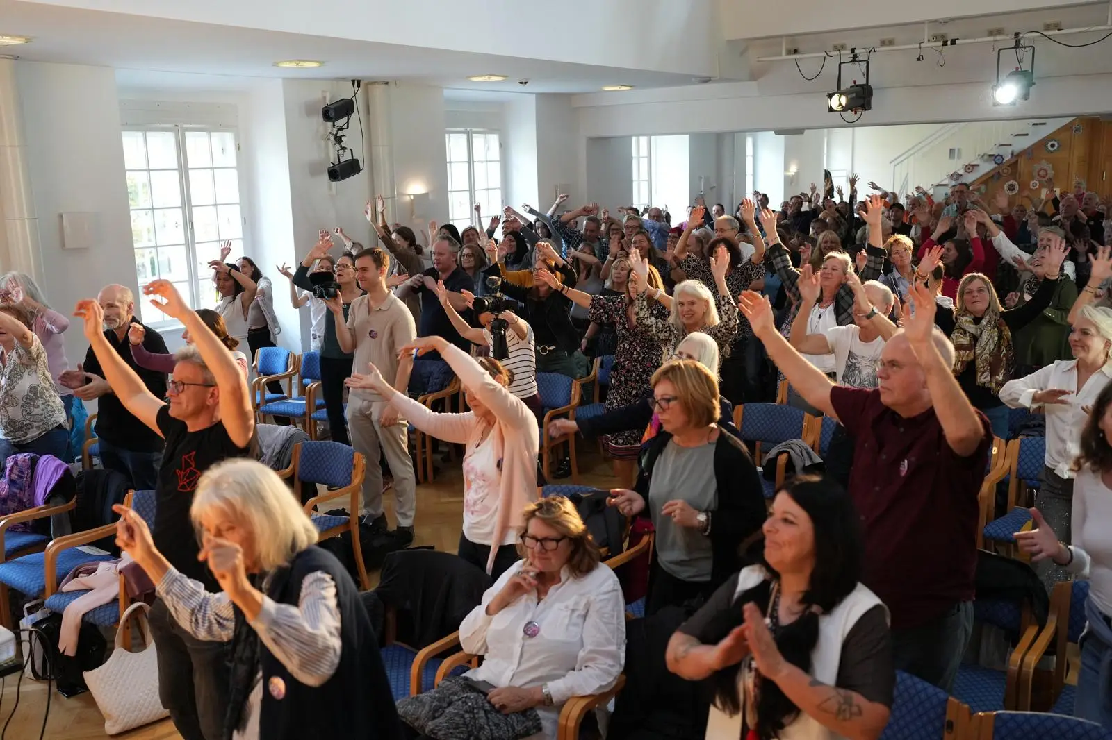 Teilnehmende bewegen sich aktiv beim Kongress mit
